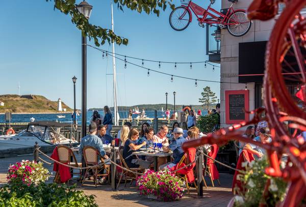 Op de terrasjes van Halifax is het altijd gezellig (credit Tourism Nova Scotia)_600