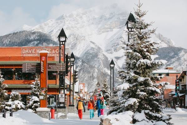 Het gezellige stadje Banff - Foto Mike Seehagel, Travel Alberta