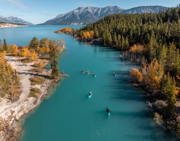 Kanoën over de turquoise meren - Foto Travel Alberta-Dan Schykulski